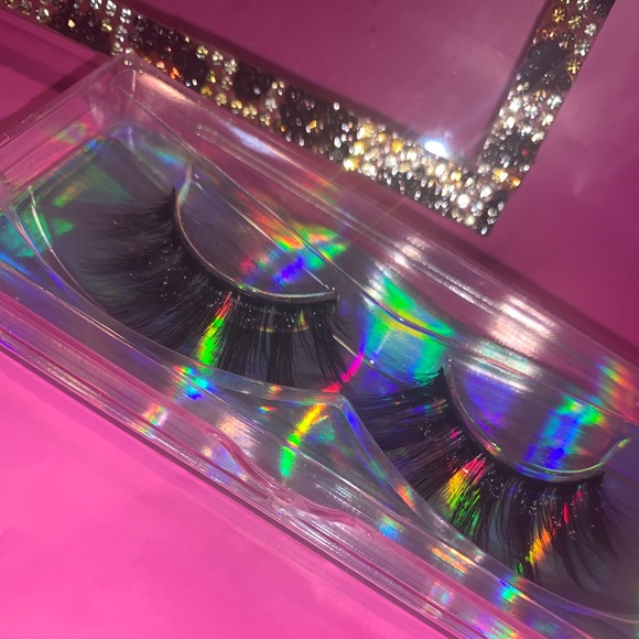 Lola - eyelashes - Picture 1 of 3